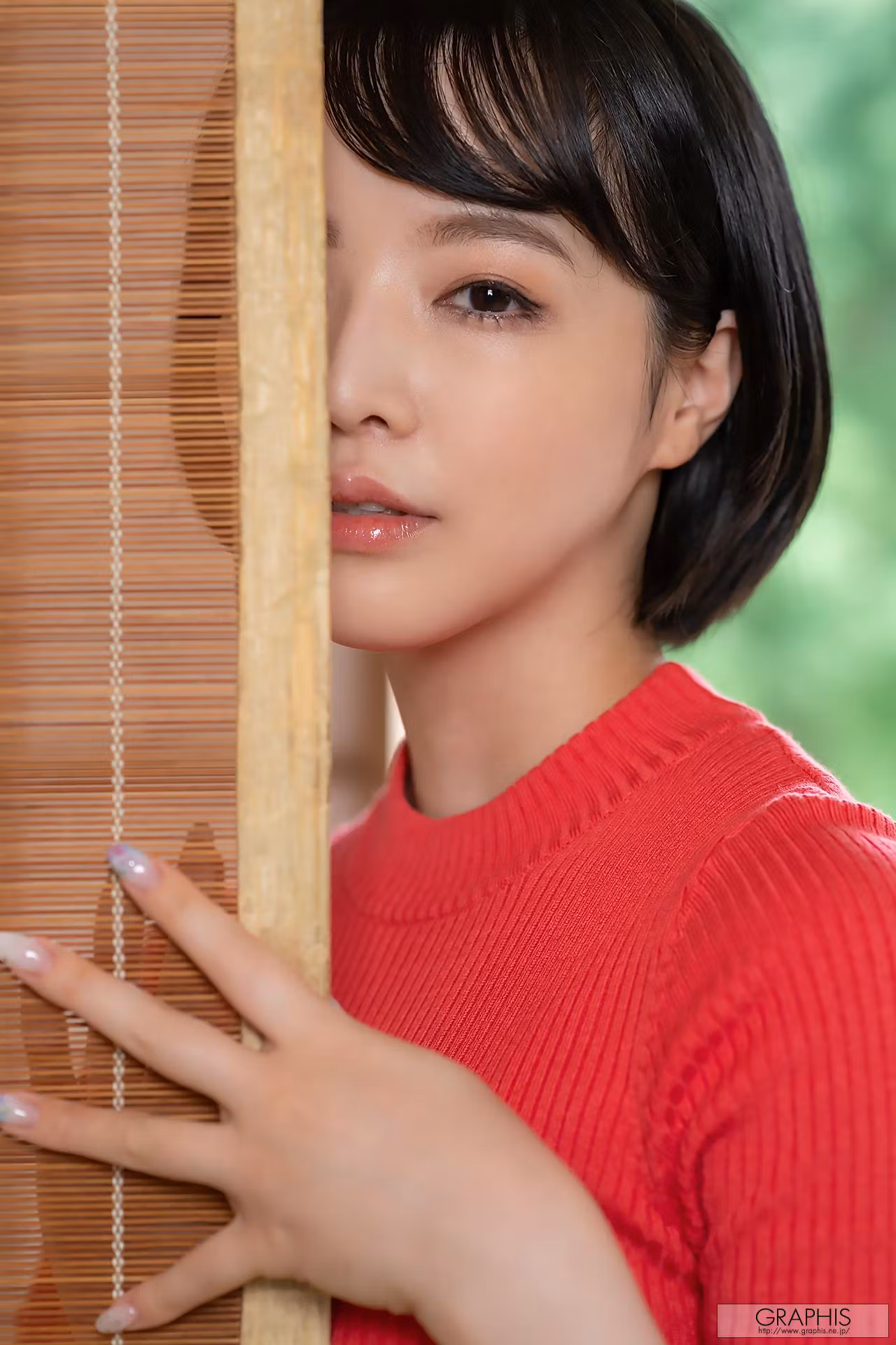 褪去内衣后显露丰满美臀翘臀线条